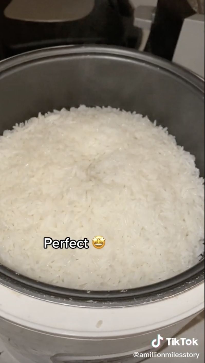 Bule Ini Jago Masak Nasi di Rice Cooker, Ukur Airnya Pakai Jari!