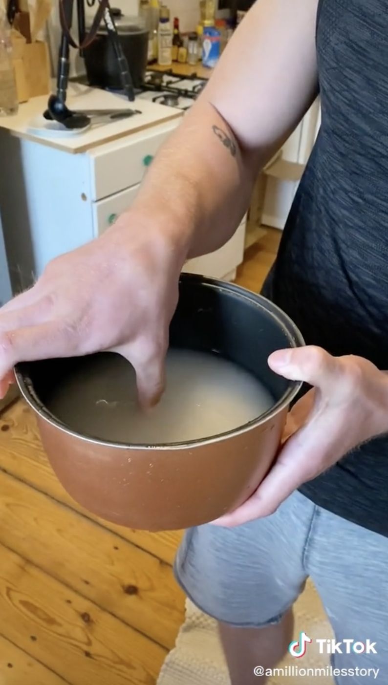 Bule Ini Jago Masak Nasi di Rice Cooker, Ukur Airnya Pakai Jari!