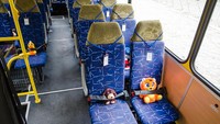 Sejumlah boneka ditempatkan di kursi sebuah bus di Lviv, Ukraina, Rabu (1/6/2022) waktu setempat.  