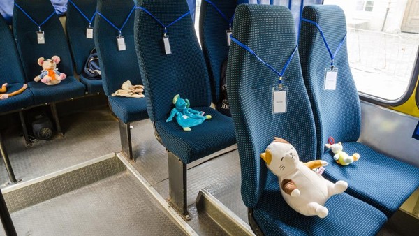 Ratusan Boneka Ini Duduk Manis dalam Bus-bus di Ukraina, Ada Apa?