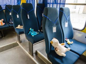 Ratusan Boneka Ini Duduk Manis dalam Bus-bus di Ukraina, Ada Apa?