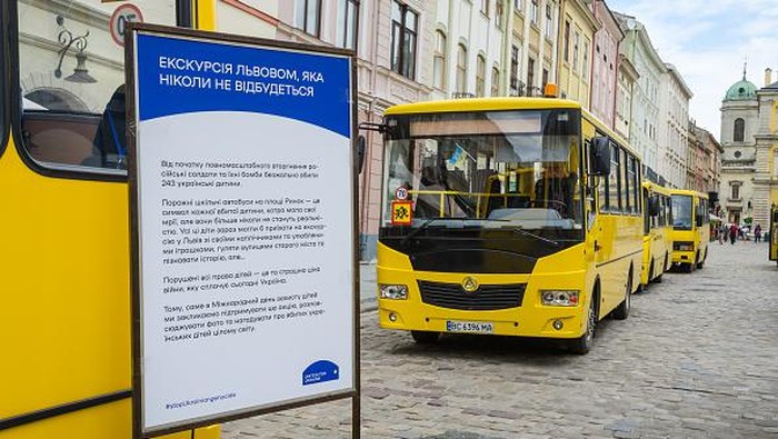 Bus-bus Ukraina Diisi 'Penumpang' Boneka, Ada Apa? LVIV, UKRAINE - JUNE 1: Performance