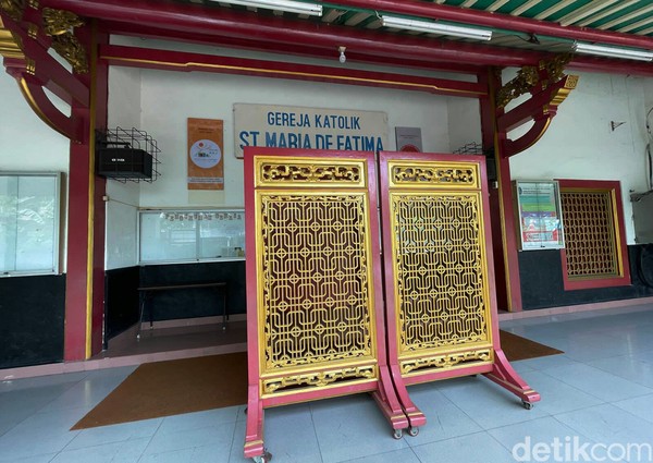Karena berasal dari rumah penduduk Tionghoa, serta berada di kawasan pemukiman Tionghoa, arsitektur bangunan yang kental akan unsur Tionghoa pun dipertahankan. Hal ini dapat terlihat dengan jelas dari pemilihan warna yang didominasi merah dan kuning keemasan. Kemudian bentuk atap lengkung yang meruncing serta ornamen-ornamen ukiran kayu yang menghiasi bangunan. (Rengga Sancaya/detikcom) Karena berasal dari rumah penduduk Tionghoa, serta berada di kawasan pemukiman Tionghoa, arsitektur bangunan yang kental akan unsur Tionghoa pun dipertahankan. Hal ini dapat terlihat dengan jelas dari pemilihan warna yang didominasi merah dan kuning keemasan. Kemudian bentuk atap lengkung yang meruncing serta ornamen-ornamen ukiran kayu yang menghiasi bangunan. (Rengga Sancaya/detikcom)