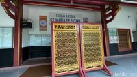 Karena berasal dari rumah penduduk Tionghoa, serta berada di kawasan pemukiman Tionghoa, arsitektur bangunan yang kental akan unsur Tionghoa pun dipertahankan. Hal ini dapat terlihat dengan jelas dari pemilihan warna yang didominasi merah dan kuning keemasan. Kemudian bentuk atap lengkung yang meruncing serta ornamen-ornamen ukiran kayu yang menghiasi bangunan. (Rengga Sancaya/detikcom)