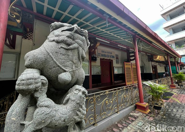 Selain itu, di bagian depan bangunan utama gereja juga dijaga oleh dua patung Kilin. Kilin merupakan makhluk mitologi yang sering muncul dalam kisah dan legenda-legenda di Asia Timur. Terdapat dua kilin di gereja ini, yaitu kilin jantan dan betina. Kilin jantan ditandai dengan pose kilin yang sedang memegang bola dunia. Sedangkan kilin betina diperlihatkan sedang menggendong anak. (Rengga Sancaya/detikcom) Selain itu, di bagian depan bangunan utama gereja juga dijaga oleh dua patung Kilin. Kilin merupakan makhluk mitologi yang sering muncul dalam kisah dan legenda-legenda di Asia Timur. Terdapat dua kilin di gereja ini, yaitu kilin jantan dan betina. Kilin jantan ditandai dengan pose kilin yang sedang memegang bola dunia. Sedangkan kilin betina diperlihatkan sedang menggendong anak. (Rengga Sancaya/detikcom)
