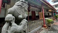 Selain itu, di bagian depan bangunan utama gereja juga dijaga oleh dua patung Kilin. Kilin merupakan makhluk mitologi yang sering muncul dalam kisah dan legenda-legenda di Asia Timur. Terdapat dua kilin di gereja ini, yaitu kilin jantan dan betina. Kilin jantan ditandai dengan pose kilin yang sedang memegang bola dunia. Sedangkan kilin betina diperlihatkan sedang menggendong anak. (Rengga Sancaya/detikcom)