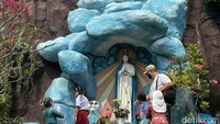 Gereja ini bernama Santa Maria de Fatima. Nama ini didasarkan pada kisah Bunda Maria yang pernah menampakkan kehadirannya di depan tiga orang anak bernama Lucia, Yasinta, dan Francis di Kota Fatima, Portugal. Peristiwa ini digambarkan di area depan gereja melalui keberadaan patung-patung yang merekonstruksi kisah tersebut. (Rengga Sancaya/detikcom)