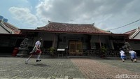 Gereja ini atau tanah ini dibeli menjadi gereja tahun 1949 oleh Vatikan. Ketika di Tiongkok dikuasai oleh partai komunis, sehingga semua agama itu dilarang. Dulu, pastor meminta pertolongan pada Vatikan dan Vatikan membeli tanah di kawasan ini. Karena kesamaan kebudayaan, akhirnya mereka melakukan pelayanan dalam bahasa Mandarin, tutur Indra Diwangkara, tour guide dari Jakarta Good Guide, saat menjelajahi rute Chinatown (30/5/2022). (Rengga Sancaya/detikcom)