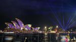 Cantik Nian Sydney Opera House Bermandikan Cahaya