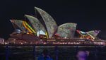 Cantik Nian Sydney Opera House Bermandikan Cahaya