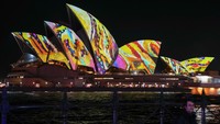 Gedung Sydney Opera House diterangi selama pertunjukan cahaya, Kamis 2 Juni 2022.