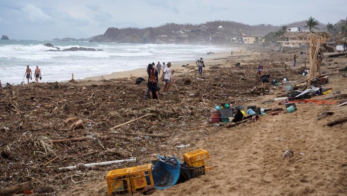 Dahsyatnya Badai Agatha yang Menerjang Meksiko A view of a beach covered in rubbish and debris in the aftermath of Hurricane Agatha, in Zipolite, Oaxaca state, Mexico, June 1, 2022. REUTERS/Jose de Jesus Cortes