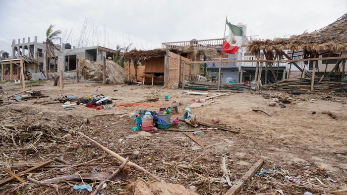 A view of a beach covered in rubbish and debris in the aftermath of Hurricane Agatha, in Zipolite, Oaxaca state, Mexico, June 1, 2022. REUTERS/Jose de Jesus Cortes