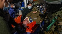 Seorang petugas polisi digendong dengan tandu setelah diserang oleh pengunjuk rasa mahasiswa di Santiago, Chile, Rabu (1/6/2022) waktu setempat.  