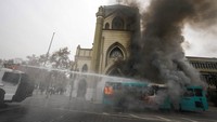 Bahkan, sebuah bus dibakar di dekat lokasi protes.   