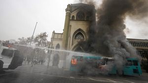 Penampakan Demo Mahasiswa di Chile Berakhir Rusuh Hingga Bakar Bus