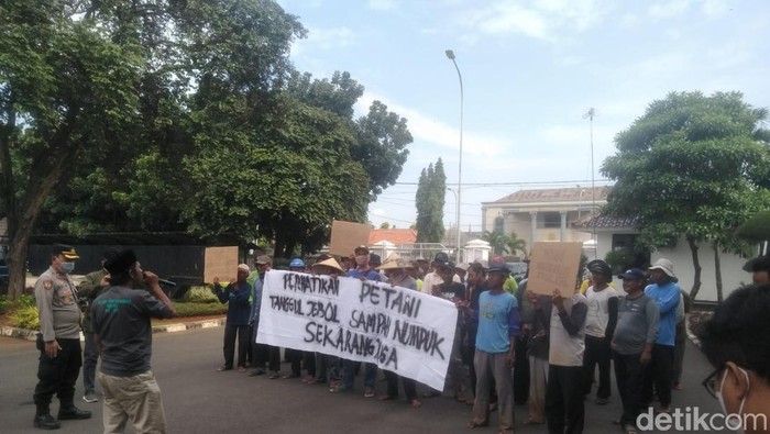 Demo petani di Karawang