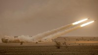 M142 HIMARS bisa meluncurkan banyak roket pada waktu bersamaan.