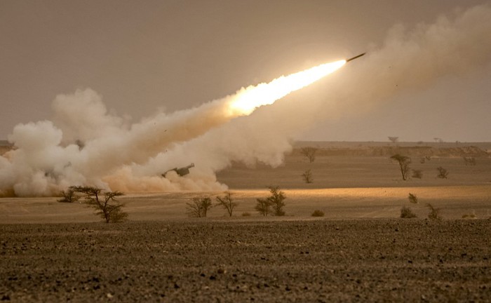 Amerika Serikat mengirimkan senjata canggih untuk memperkuat Ukraina melawan Rusia. Salah satu senjata yang dikirim adalah sistem roket canggih M142 HIMARS.
