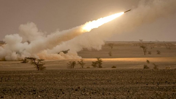 Amerika Serikat mengirimkan senjata canggih untuk memperkuat Ukraina melawan Rusia. Salah satu senjata yang dikirim adalah sistem roket canggih M142 HIMARS.
