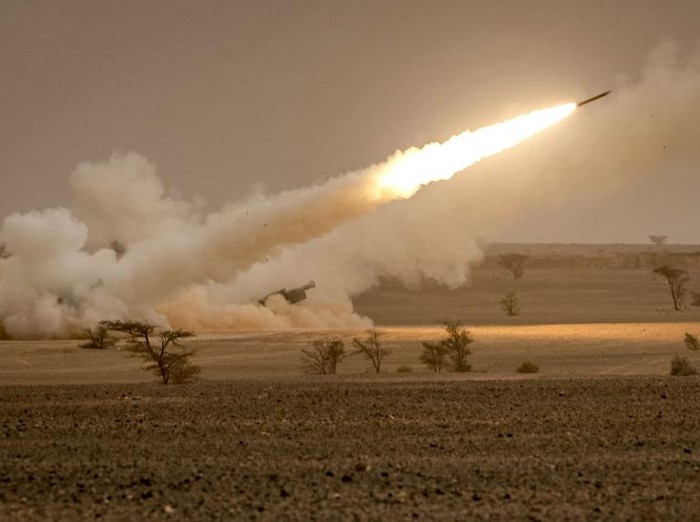 Amerika Serikat mengirimkan senjata canggih untuk memperkuat Ukraina melawan Rusia. Salah satu senjata yang dikirim adalah sistem roket canggih M142 HIMARS.