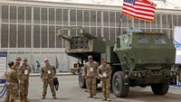 HIMARS merupakan peluncur roket ganda yang dapat menyerang dengan presisi pada target jarak jauh. (Fayez Nureldine/AFP)