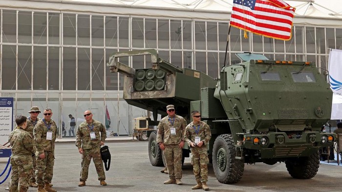 Amerika Serikat mengirimkan senjata canggih untuk memperkuat Ukraina melawan Rusia. Salah satu senjata yang dikirim adalah sistem roket canggih M142 HIMARS.