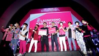 Grup musik UN1TY bersama dengan Sergio Ticoalu, Country Marketing Manager Infinix Indonesia; dan Fredy Lo, VP Strategic Partnership & Device Initiatives Smartfren dalam peluncuran kartu perdana gaming untuk mendukung perkembangan esports di Indonesia di Jakarta, Kamis (2/5/2022).