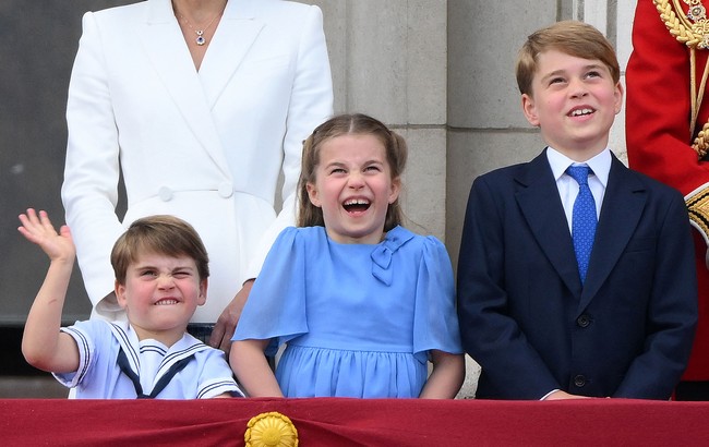 Pangeran Louis sempat melambai-lambaikan tangannya ke arah pesawat. Tampak kedua kakaknya, Putri Charlotte dan Pangeran George juga kegirangan melihat atraksi tersebut. (Foto: AFP via Getty Images/DANIEL LEAL)