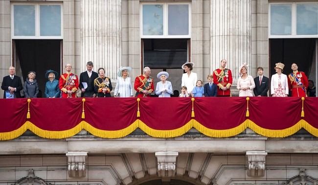 Ratu Elizabeth II dan keluarga Kerajaan Inggris yang aktif bertugas muncul di balkon Istana Buckingham, London, untuk menyaksikan atraksi Trooping the Colour dalam rangka Platinum Jubilee, Kamis (2/6/2022). Parade yang menampilkan 70 pesawat udara menandai dimulainya perayaan 70 tahun Ratu berkuasa yang berlangsung selama empat hari. (Foto: AP/Aaron Chown)