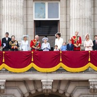 Ratu Elizabeth II dan keluarga Kerajaan Inggris yang aktif bertugas muncul di balkon Istana Buckingham, London, untuk menyaksikan atraksi Trooping the Colour dalam rangka Platinum Jubilee, Kamis (2/6/2022). Parade yang menampilkan 70 pesawat udara menandai dimulainya perayaan 70 tahun Ratu berkuasa yang berlangsung selama empat hari. (Foto: AP/Aaron Chown)