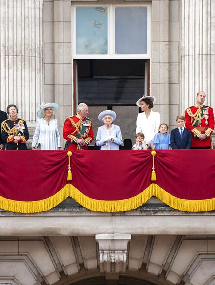 The Duke of Gloucester, Duchess of Gloucester, Princess Alexandra, Duke of Kent, Vice Admiral Sir Tim Laurence , the Princess Royal, Camilla, Duchess of Cornwall, Prince Charles , Queen Elizabeth II , Kate, Duchess of Cambridge, Princess Charlotte, Prince Louis, Prince George, Prince William, the Countess of Wessex, James Viscount Severn, Lady Louise Windsor, and Prince Edward stand on the balcony of Buckingham Palace after the Trooping the Color ceremony in London, Thursday, June 2, 2022, on the first of four days of celebrations to mark the Platinum Jubilee. The events over a long holiday weekend in the U.K. are meant to celebrate the monarch’s 70 years of service. (Aaron Chown/Pool Photo via AP)