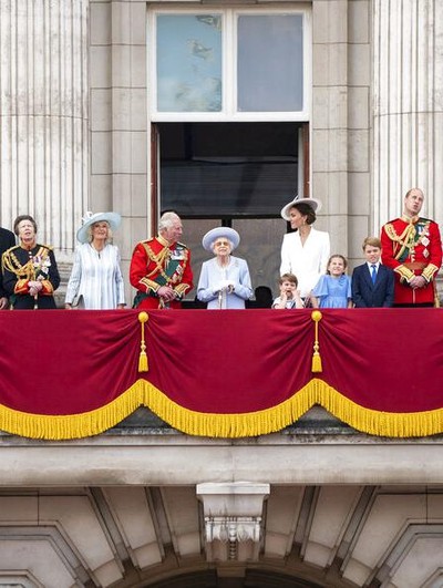Ekspresi Pangeran Louis di Trooping the Colour Platinum Jubilee The Duke of Gloucester, Duchess of Gloucester, Princess Alexandra, Duke of Kent, Vice Admiral Sir Tim Laurence , the Princess Royal, Camilla, Duchess of Cornwall, Prince Charles , Queen Elizabeth II , Kate, Duchess of Cambridge, Princess Charlotte, Prince Louis, Prince George, Prince William, the Countess of Wessex, James Viscount Severn, Lady Louise Windsor, and Prince Edward stand on the balcony of Buckingham Palace after the Trooping the Color ceremony in London, Thursday, June 2, 2022, on the first of four days of celebrations to mark the Platinum Jubilee. The events over a long holiday weekend in the U.K. are meant to celebrate the monarch’s 70 years of service. (Aaron Chown/Pool Photo via AP)