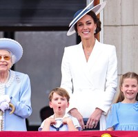 Berdiri di samping Gan Gan, panggilan sayangnya untuk Ratu, bocah berusia empat tahun ini terlihat sangat antusias saat barisan pesawat tempur mulai mendekati langit Istana. (Foto: Getty Images/Chris Jackson)