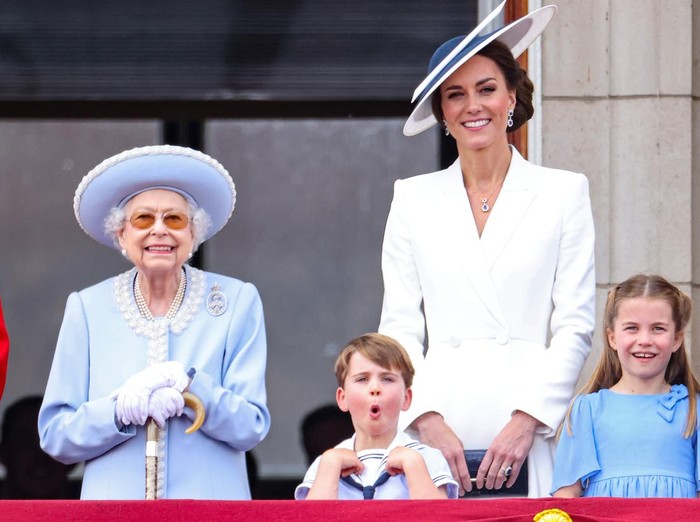 LONDON, ENGLAND - JUNE 02:  (L-R)  Queen Elizabeth II, Prince Louis of Cambridge, Catherine, Duchess of Cambridge, Princess Charlotte of Cambridge watch the RAF flypast on the balcony of Buckingham Palace during the Trooping the Colour parade on June 02, 2022 in London, England. The Platinum Jubilee of Elizabeth II is being celebrated from June 2 to June 5, 2022, in the UK and Commonwealth to mark the 70th anniversary of the accession of Queen Elizabeth II on 6 February 1952.  (Photo by Chris Jackson/Getty Images)