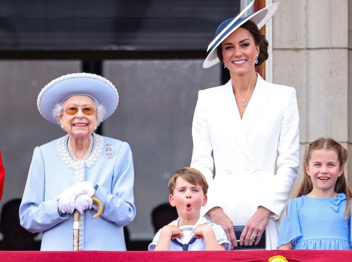 Ekspresi Pangeran Louis di Trooping the Colour Platinum Jubilee LONDON, ENGLAND - JUNE 02: (L-R) Queen Elizabeth II, Prince Louis of Cambridge, Catherine, Duchess of Cambridge, Princess Charlotte of Cambridge watch the RAF flypast on the balcony of Buckingham Palace during the Trooping the Colour parade on June 02, 2022 in London, England. The Platinum Jubilee of Elizabeth II is being celebrated from June 2 to June 5, 2022, in the UK and Commonwealth to mark the 70th anniversary of the accession of Queen Elizabeth II on 6 February 1952. (Photo by Chris Jackson/Getty Images)