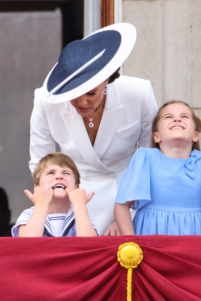 Kate Middleton mengecek keadaan putranya. Duchess of Cambridge selalu memastikan ketiga anaknya menikmati momen tersebut. (Foto: Getty Images/Chris Jackson)