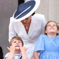 Kate Middleton mengecek keadaan putranya. Duchess of Cambridge selalu memastikan ketiga anaknya menikmati momen tersebut. (Foto: Getty Images/Chris Jackson)