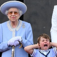 Pertama kali merayakan Jubilee tanpa mendiang suaminya, Pangeran Philip, Ratu Elizabeth II tampak menikmati parade udara dan memaklumi kelakuan Pangeran Louis yang menggemaskan. (Foto: AFP via Getty Images/DANIEL LEAL)