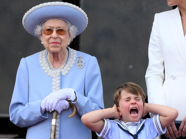 9 Potret Ekspresi Pangeran Louis Nonton Parade Jet Tempur, Bikin Gemas!
