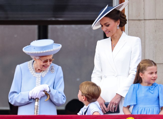 Kate Middleton menjaga gayanya tetap elegan dengan tatanan rambut sanggul sleek dan simpel. Foto: Getty Images/Chris Jackson