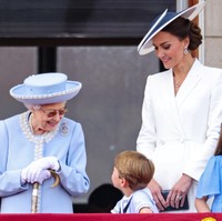 Kate Middleton menjaga gayanya tetap elegan dengan tatanan rambut sanggul sleek dan simpel. Foto: Getty Images/Chris Jackson