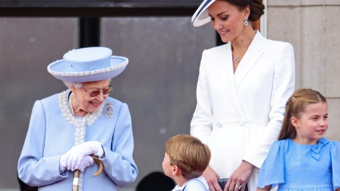 TOPSHOT - Britains Prince Louis of Cambridge (R) holds his ears as he stands next to Britains Queen Elizabeth II to watch a special flypast from Buckingham Palace balcony following the Queens Birthday Parade, the Trooping the Colour, as part of Queen Elizabeth IIs platinum jubilee celebrations, in London on June 2, 2022. - Huge crowds converged on central London in bright sunshine on Thursday for the start of four days of public events to mark Queen Elizabeth IIs historic Platinum Jubilee, in what could be the last major public event of her long reign. (Photo by Daniel LEAL / AFP) (Photo by DANIEL LEAL/AFP via Getty Images)