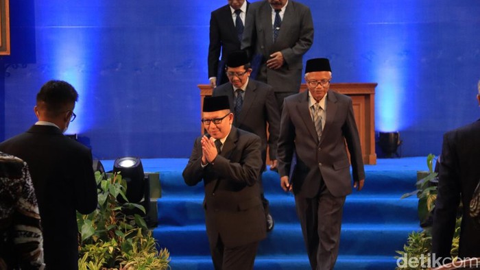 Fathul Wahid (paling depan) jabat Rektor UII Periode 2022-2026.