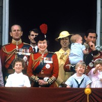 Keluarga Kerajaan Inggris tampil di balkon Istana Buckingham saat Trooping of Colour pada 1985. Kala itu, Pangeran William yang baru berusia tiga tahun juga memakai baju bertema pelaut. Tampak Pangeran Charles menggendong Pangeran Harry yang masih bayi. Hadir pula Putri Diana yang elegan berbalut busana berwarna pink. (Foto: PA Images via Getty Images)