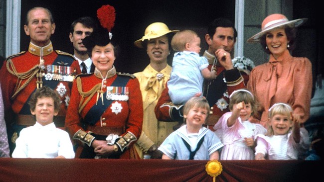 Keluarga Kerajaan Inggris tampil di balkon Istana Buckingham saat Trooping of Colour pada 1985. Kala itu, Pangeran William yang baru berusia tiga tahun juga memakai baju bertema pelaut. Tampak Pangeran Charles menggendong Pangeran Harry yang masih bayi. Hadir pula Putri Diana yang elegan berbalut busana berwarna pink. (Foto: PA Images via Getty Images)