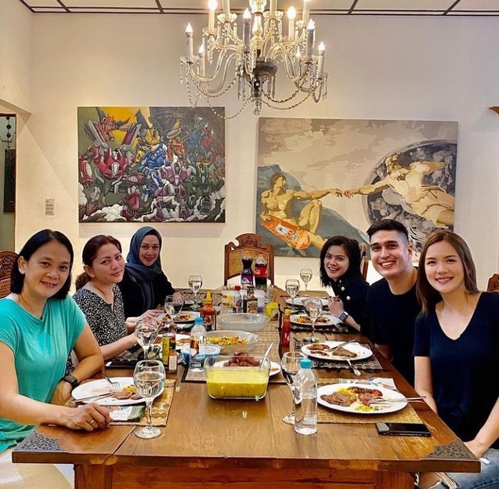 Galeri Marcel Chandrawinata Romantis! Momen Marcel Chandrawinata dan Istri Saat Makan Bareng