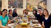 Saat menjalankan pekerjaan, Deasy juga diajak oleh Marcel untuk dekat dengan rekan kerjanya. Makan bersama Cut Keke dan para aktris senior, Marcel dan Deasy tersenyum lebar. Foto: Instagram/marcelchandra