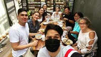 Hampir semua waktu senggang pasti dihabiskan bersama keluarga. Makan siang bersama di tengah hari yang cerah membuat keluarga ini semangat hangat dan erat. Foto: Instagram/marcelchandra