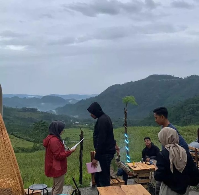 Adem! Ngopi di Sini Bonus Pemandangan Sawah dan Gunung Banjarnegara